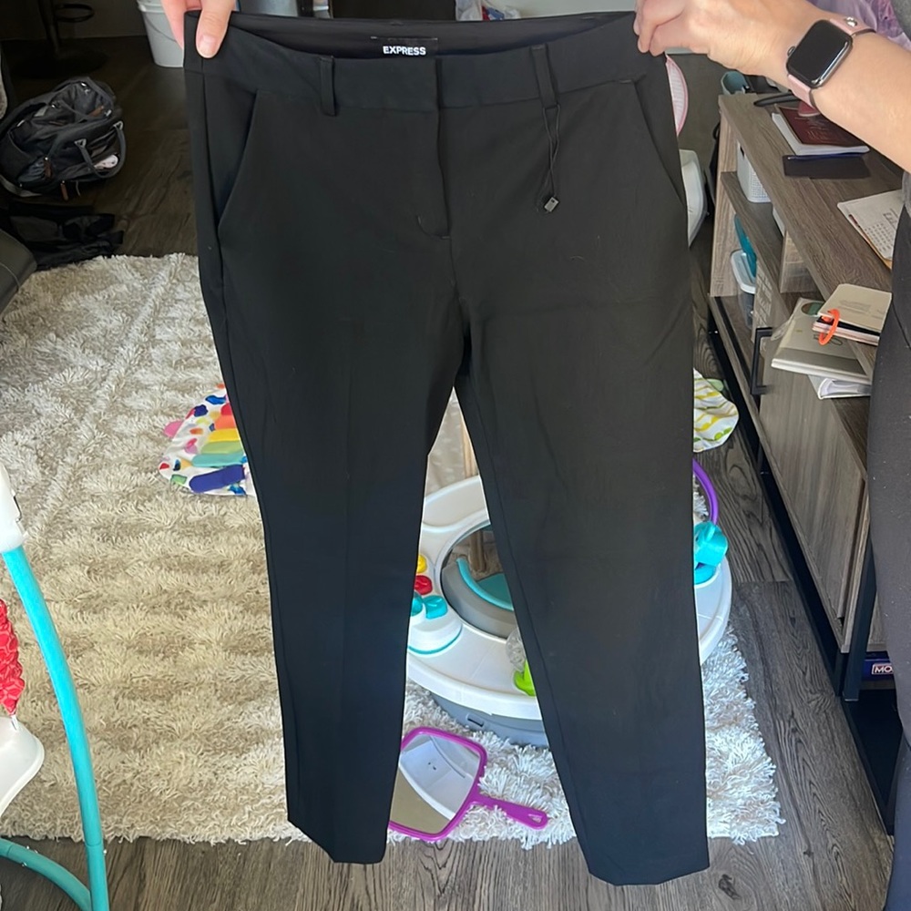 Express dress pants size 6L. Never worn